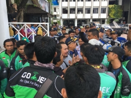 Puluhan pengemudi ojek online - ojol siang tadi (28/02) beramai - ramai mendatangi Balai Kota Banjarmasin.