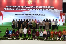 Peluncuran Program Keluarga Harapan (PKH) 2019 oleh Presiden Jokow Widodo (sumber: kompas.com).