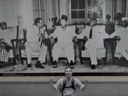 (Keterangan Photo: Berpose di ruang museum Konferensi AA Bandung, dengan latar belakang para Pengagas Dasa Sila Bandung yang terkenal itu / Photo by: Dhinda Ayu Amelia)