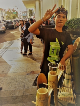 (Keterangan Photo: Seorang penjual minuman Air Nira 