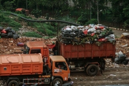 Sampah dari berbagai lokasi, di TPA Bantar Gebang, tiap harinya hampir 1.200 truk yang terbuang di TPA. Dengan ketinggian 35 m yang setara dengan 10 lantai bangunan. Memprihatinkan. (Dok. Djarum Foundation).