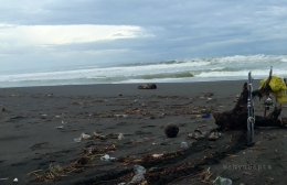 Ketika saya berkunjung ke pantai, ada hal yang menyedihkan. Sampah bertebaran di mana-mana. Sampah plastik, kayu, bahkan kadang sampah rumah tangga yang entah dari mana asalnya. (Dokpri).