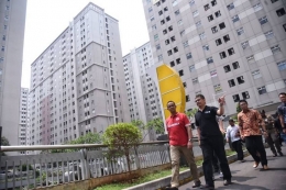 Gubernur DKI Jakarta Anies Baswedan berkeliling di lingkungan Apartemen Kalibata City. Anies menuturkan prostitusi yang marak terjadi di apartemen itu menjadi perhatian Pemprov DKI Jakarta.(Instagram Anies Baswedan)