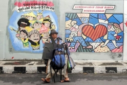 Sebuah mural yang berisi dan membawa pesan damai menghiasi tembok di Lamper Kidul, Kota Semarang, Jawa Tengah, Selasa (7/2/2017). Mural tersebut membawa pesan damai di tengah keberagaman masyarakat yang saat ini rentan dengan isu SARA dari media sosial.(KOMPAS/P RADITYA MAHENDRA YASA)