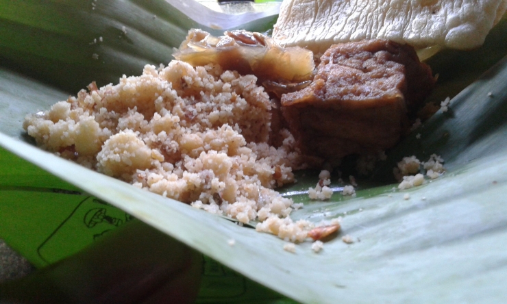 Nasi jagung dengan alas daun pisang. (Foto: Dokumentasi pribadi)