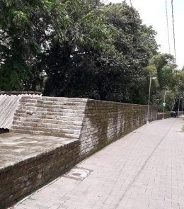 Foto Benteng Cepuri sisi selatan dilihat dari utara tembok (dokpri)