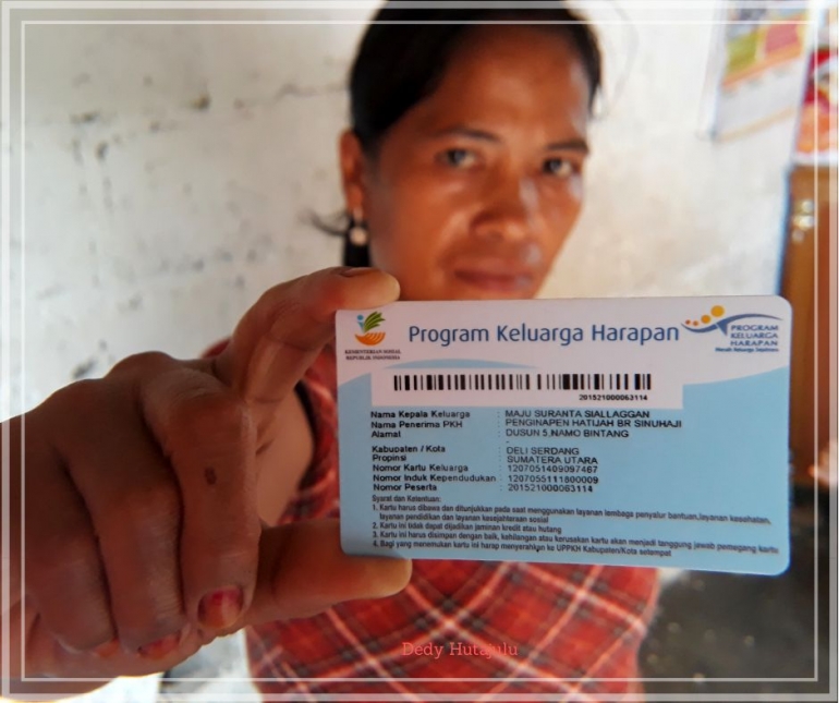 Mak Pita menunjukkan kartu kepesertaan Program Keluarga Harapan dari Kemensos yang tercatat atas namanya. Credit Foto oleh Dedy Hutajulu