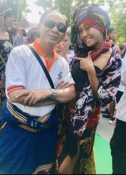 Sumber: dokpri, pose bersama penulis dengan salah satu peserta fashion show tenun khas NTT, Kupang, 2 Maret 2019.