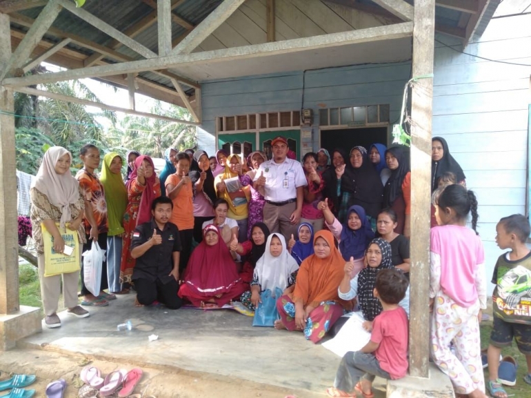 Ibu ibu berfoto bersama,setelah melakukan pertemuan bulanan anggota PKH. Foto : pribadi -pak fikal