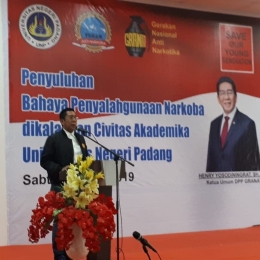 Ketum DPP Granat H. KRH. Henry Yosodiningrat, SH. MH saat memberikan keynote speech di Universitas Negeri Padang - Foto: Dokumen Pribadi