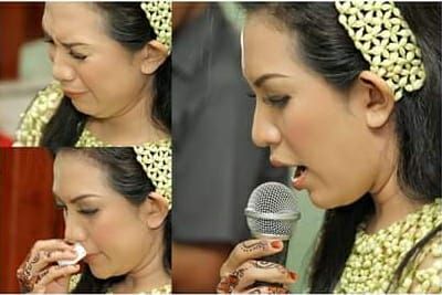 Tangis haru saat pamitan pada orang tua, foto Damar Sasongko