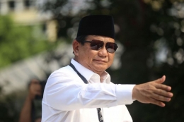 Calon presiden Prabowo Subianto menyapa para pendukungnya seusai mendaftarkan dirinya di Gedung KPU RI, Jakarta, Jumat (10/8/2018). Pasangan Prabowo-Sandi secara resmi mendaftar sebagai calon presiden dan wakil presiden tahun 2019-2024. (ANDREAS LUKAS ALTOBELI)