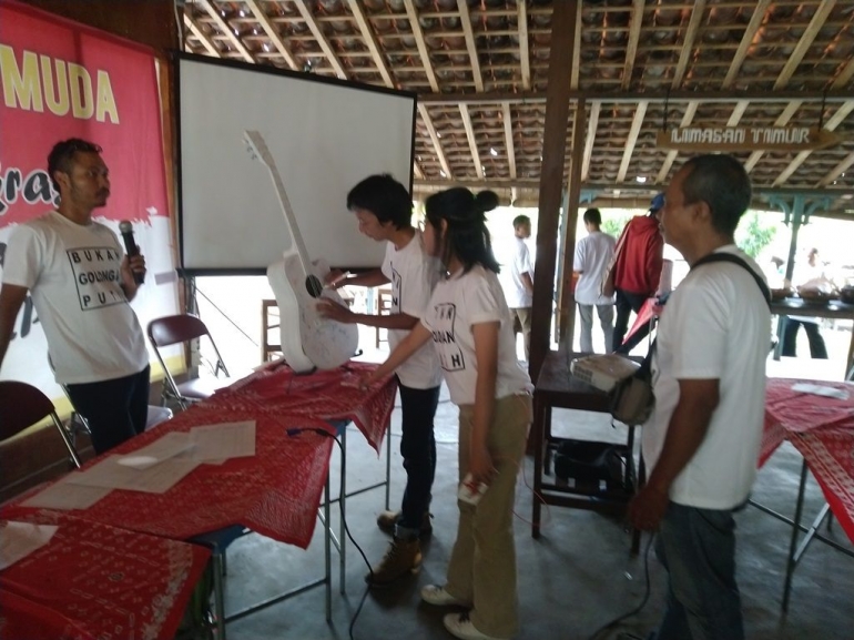 acara penandatangan sebagai tanda keikutsertaan pada acara Rembug Nasional Seniman Muda Anti Golput(Dokpri)