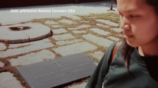 Dokumentasi pribadi Aku dengan latar belakang (dan latar depan) nisan Presiden John F.Kennedy dan api abadinya.