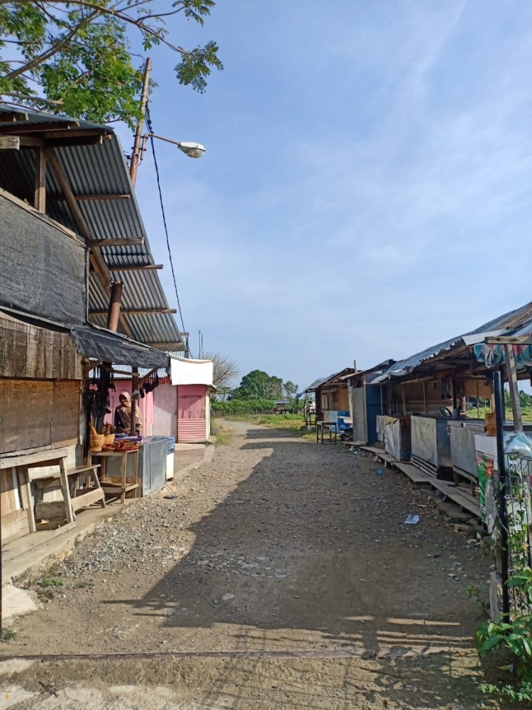 Sang ibu di kios cinderamata (dok. pribadi)