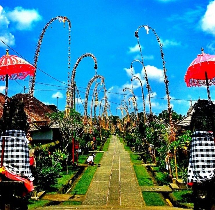 Bali dengan keunikan dan kemegahan ritualnya itulah salah satu daya tarik turis manca negara datang. Turis yang harus menyesuaikan diri dengan ritualitas Bali yang unik. (pinterest.com/wisatasenibudaya.com)