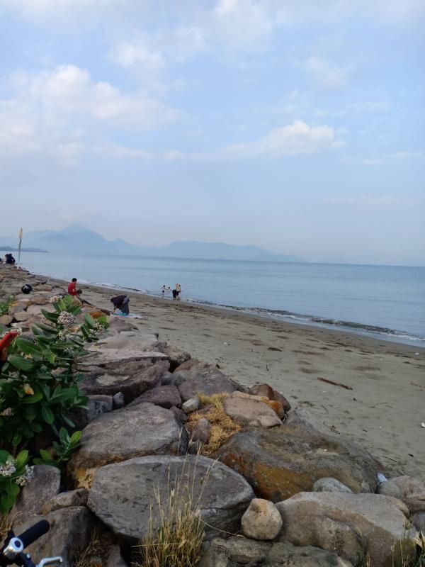 Mengelar tikar di pantai Gp Jawa (dok pribadi)