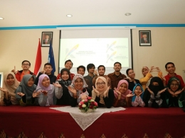 Kawan-kawan KPKers - Komunitas Penulis Kreatif, Diskusi Kepenulisan, Balai Bahasa Bandung, Minggu (03/03/19). Ketua : Diantika IE (kanan bunga). Penulis kanan atas.