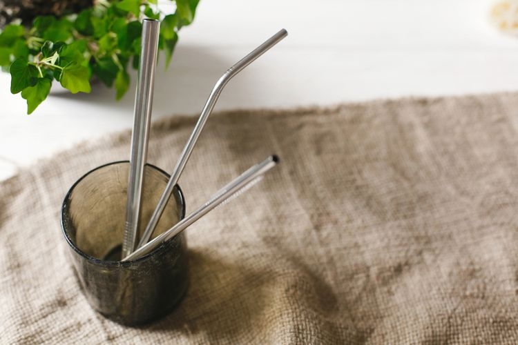 Stainless straw, inovasi baru buat menggantikan sedotan plastik sekali pakai.| Sumber: Shutterstock