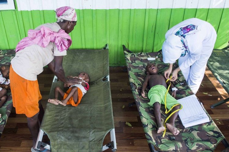 Petugas kesehatan memberikan perawatan kepada sejumlah anak penderita gizi buruk dari kampung Warse, Distrik Jetsy di RSUD Agats, Kabupaten Asmat, Papua.| ANTARA FOTO/M Agung Rajasa