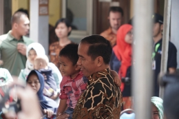 Pak Jokowi, Pemimpin Turun Langsung Menemani Rakyat untuk Mengetahui Apa yang dibutuhkan mereka?. sumber:www.kompas.com