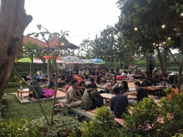 Suasana Cafe Tepi Danau, Seperti Piknik - dokpri