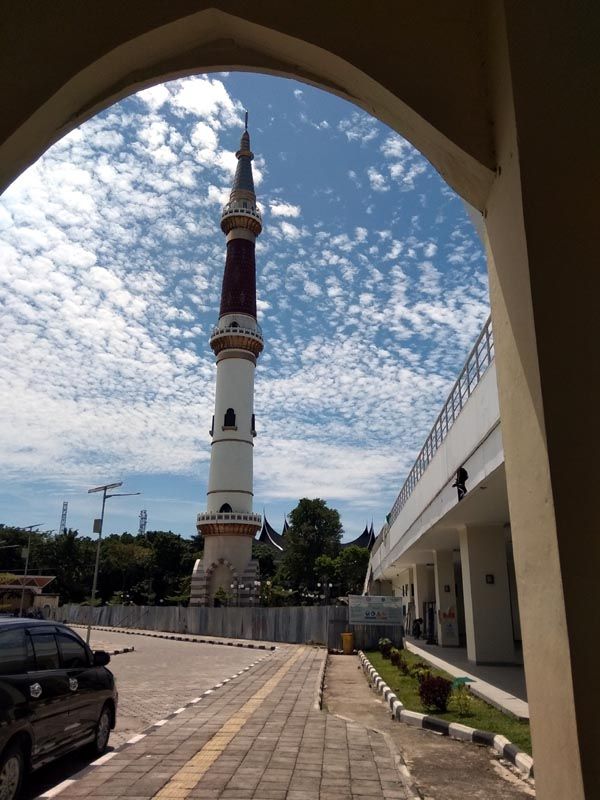 Menara Mesjid Raya Sumatera Barat - Foto by James P Pardede