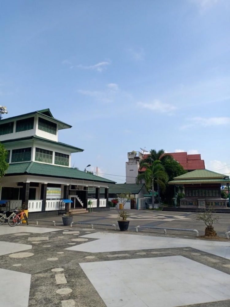 Monumen Korban Tsunami 26 Desember 2004 disisi Timur Laut Mesjid (dokumen pribadi)