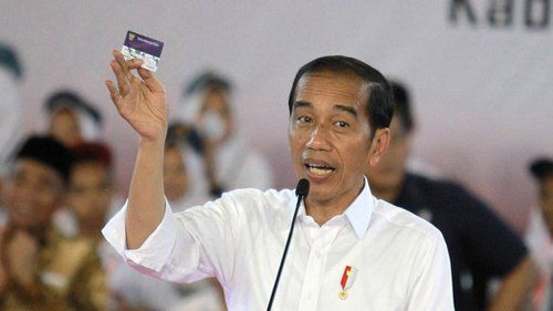 Presiden Joko Widodo (Jokowi) memberikan sambutan saat penyerahan Kartu Indonesia Pintar (KIP) di GOR David Tonny, Kabupaten Gorontalo, Gorontalo, Jumat (1/3/2019). ANTARA FOTO/Adiwinata Solihin/ama.