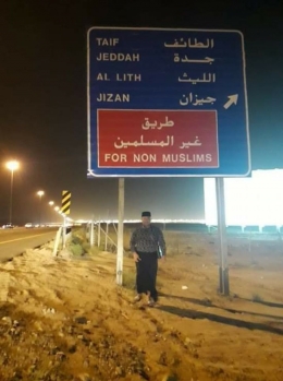 Gambar sebuah jalan khusus non-Muslim di Arab Saudi. Kiriman dari Ali Ridho, mahasiswa pasca sarjana di universitas Darul Hadits Maroko. 