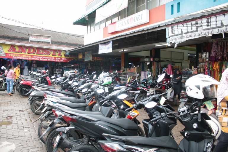 Gambar : Lahan Parkir Pasar Raya Parung (Dokpri)