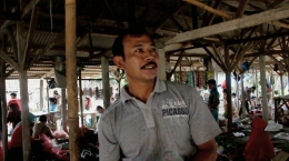 Bapak Asep, pedagang daging di Pasar Gebrak Desa Cibitung Kulon, Kecamatan Pamijahan/dokpri
