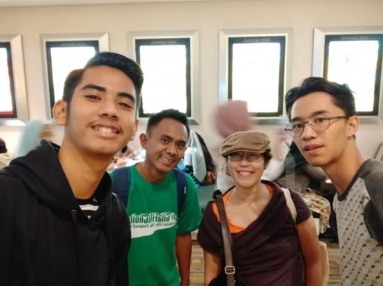 Nonton bersama teman komunitas FFB dan Gila Film di Hari Dilan Bandung