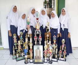 Prestasi Paskibra SMP N 1 Megamendung. Tisnawati Sundari (Ketiga dari Kiri) dan Siti Salawiyah (Keempat dari Kiri) beserta dengan anggota Paskibra SMP N 1 Megamendung. (dok.pribadi)