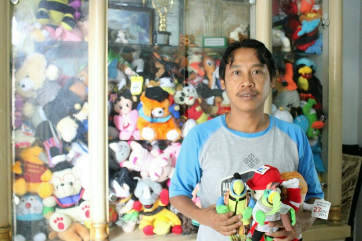 Iing Komarudin, pemilik Zahra Toy's dengan berbagai macam boneka yang pernah diproduksinya.