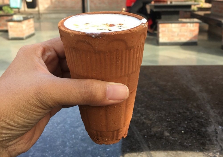 Kalau pesan lassi di Jaipur, kemungkinan pakai gelas tanah liat sekali pakai. (Foto oleh WIDHA KARINA)