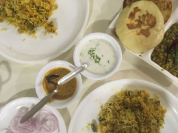 Ini di restoran. Makan termewah dan terbersih selama saya dan Nisa di India. Harganya bisa 2,5 kali lipat dari harga di warung atau gerobak pinggir jalan. (Foto oleh WIDHA KARINA)