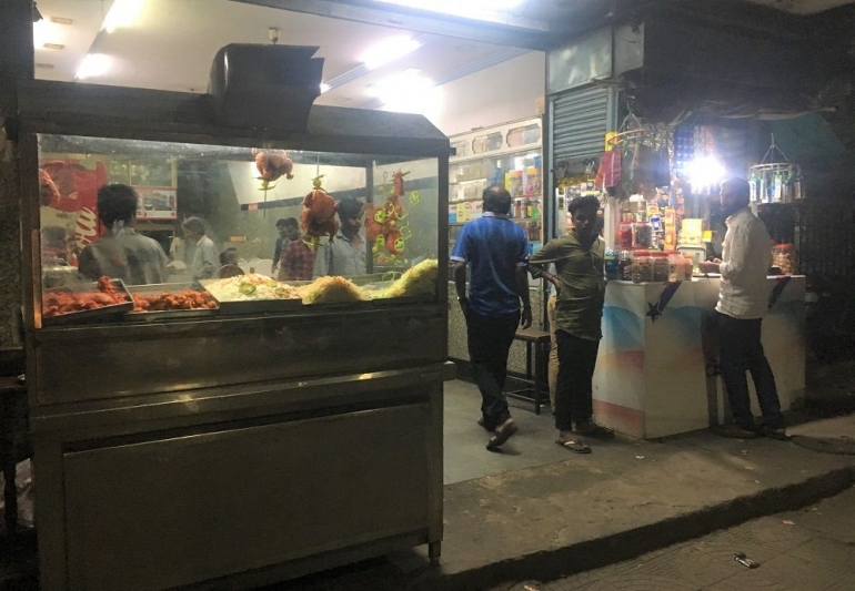 Tipikal warung pinggir jalan di Hyderabad. Rasanya tsadest enak banget sampe terharu. (Foto oleh WIDHA KARINA)