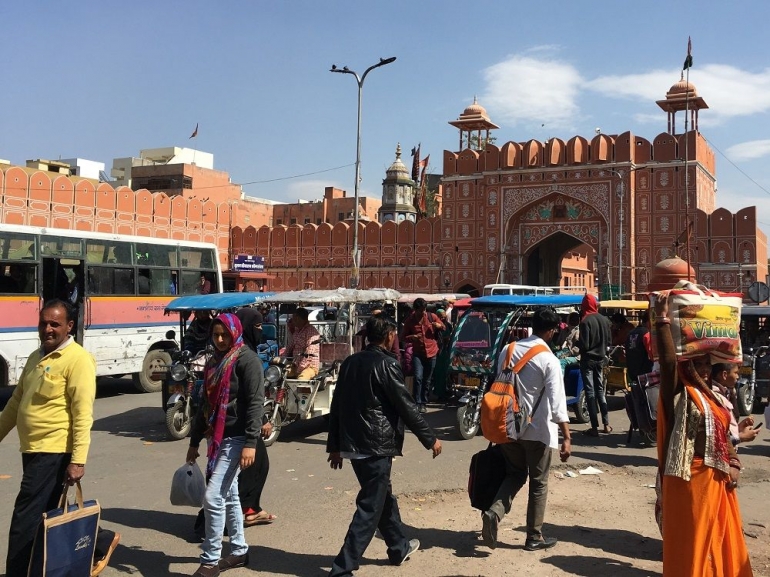 Salah satu gerbang Pink City, Jaipur. (Foto oleh WIDHA KARINA)