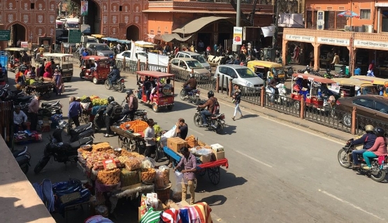 Coba ini gambar di-zoom. Meski padat, pasar di kawasan padat Jaipur ini bersih. Jarang ada sampah yang menggunung di kaki-kaki gerobak. (Foto oleh WIDHA KARINA)
