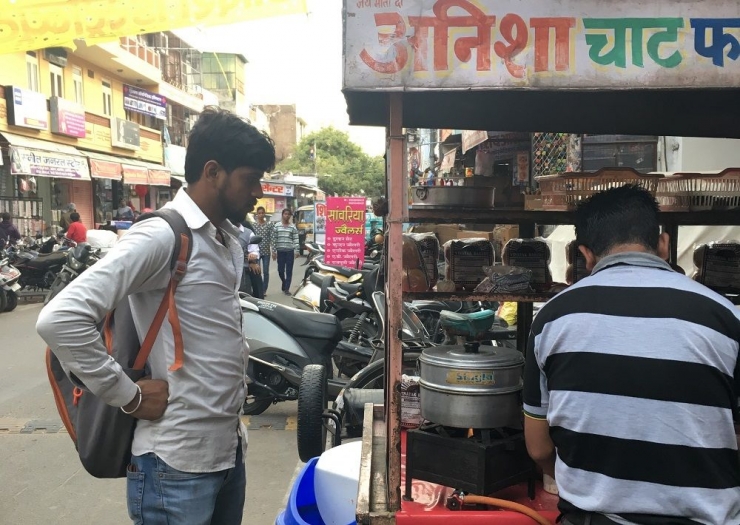 Salah satu jajanan yang terngasal, nemu di tengah gang pasar di Jaipur. Nda terlalu higienis tapi rasanya warbyazak. (Foto oleh WIDHA KARINA)