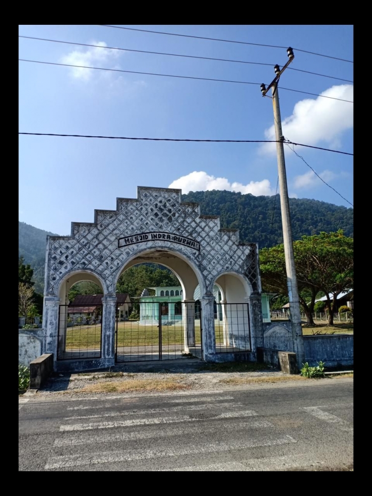 Gerbang Mesjid Indra Purwa saat ini (dokumen pribadi)