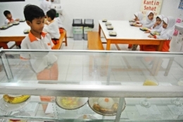 Anak-anak melihat jajanan pada kantin sehat (Ilustrasi Foto: Republika/Tahta Aidilla)