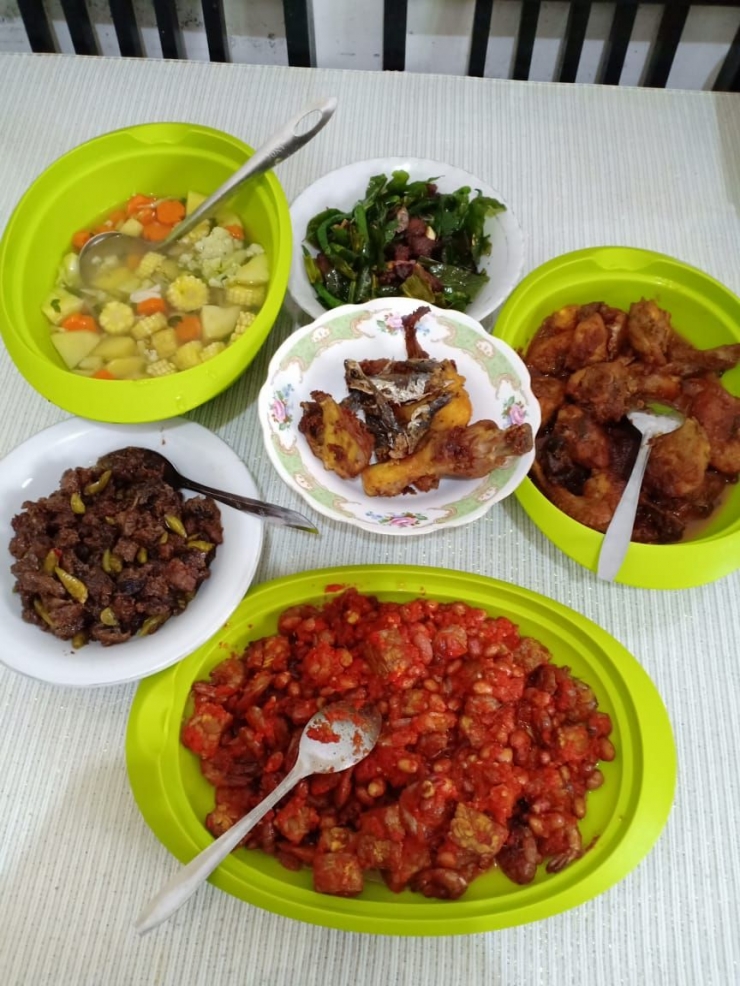 Menu rumahan yang sudah tersaji di meja makan (dokumen pribadi)