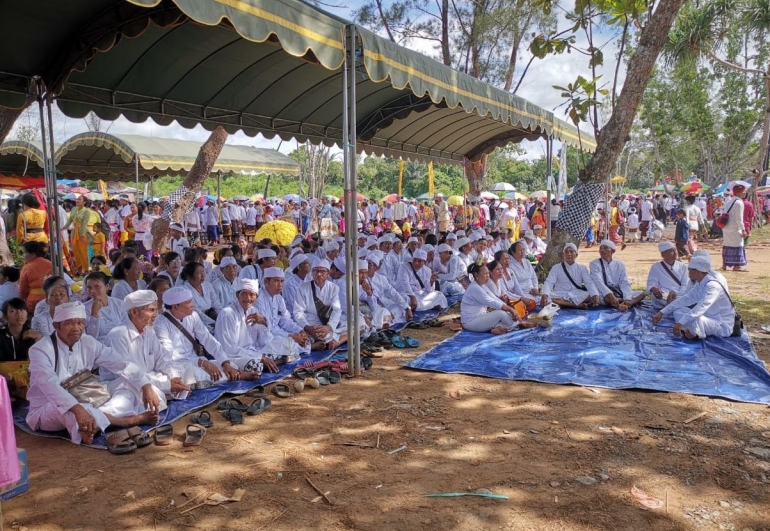 Para tokoh dan pendita Hindu di tengah upacara melasti. Foto | Dokpri