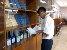 Rionanda sedang membaca Karya Ilmiah di Perpustakaan SDH-LC (dokpri)