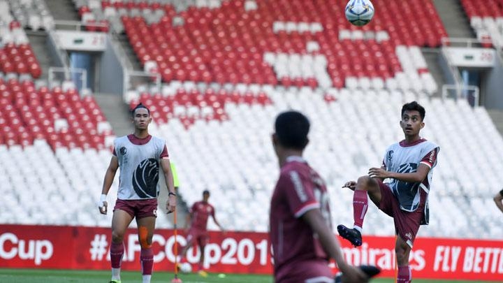 Pelatih tim Persija Jakarta Ivan Kolev memimpin sesi latihan menjelang laga pertama Grup G Piala AFC 2019 di Stadion Utama Gelora Bung Karno, Senayan, Jakarta, Senin, 25 Februari 2019. Persija Jakarta mendaftarkan 25 pemain untuk berpartisipasi di Piala AFC 2019. ANTARA