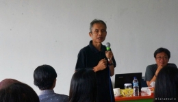 Joko Pinurbo (berdiri) dan Fx. Rudy Gunawan (duduk) - Dok.Pri