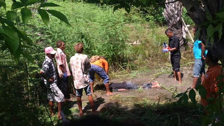  Sesosok mayat pria yang ditemukan di desa Bena Kab. TTS-NTT sedang diidentifikasi Rabu siang, 6/3/2019. Dokpri.