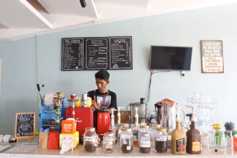 Seorang pekerja sebagai barista kopi di Kedai Kopi Cio